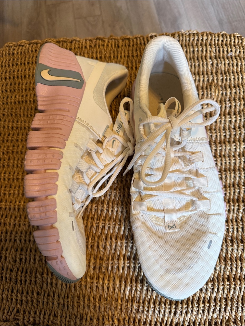 Perfect like new NIKE Free Metcon 5 sneakers Icy peach & Pale Ivory women’s 10